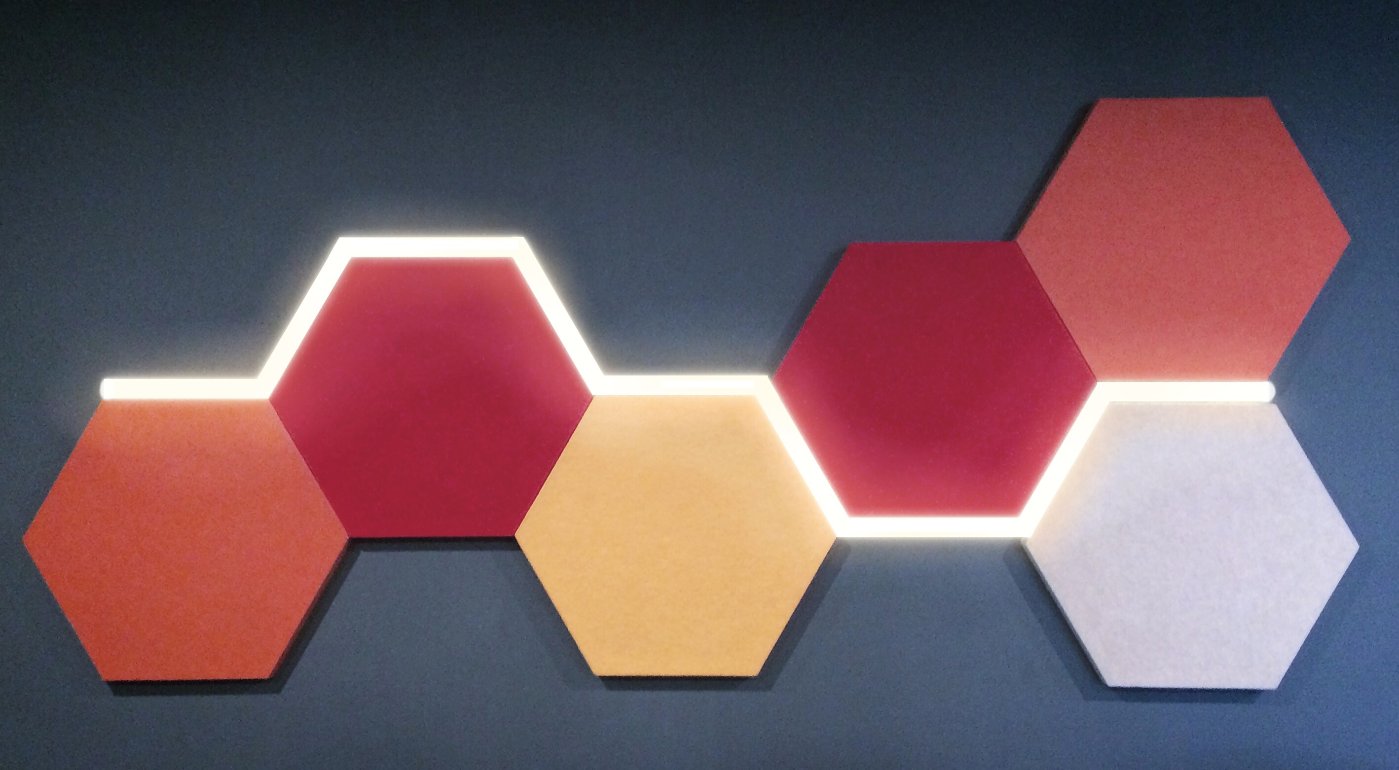 Dekoracyjny panel ścienny podświetlony profilami LED Dekoracyjny panel ścienny podświetlony profilami LED